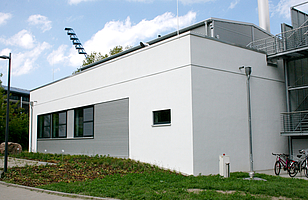 Weißes modernes Gebäude der Experimentelle Chirurgie der Uniklinik Rostock