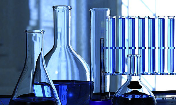 Laborglaskolben mit blauer Flüssigkeit am Institut für Experimentelle Chirurgie 
